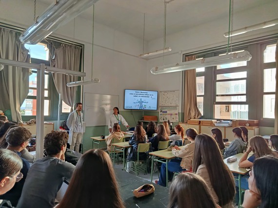 FIBAO acerca al alumnado del IES Celia Viñas la importancia del microbioma en la salud durante la Semana de la Ciencia