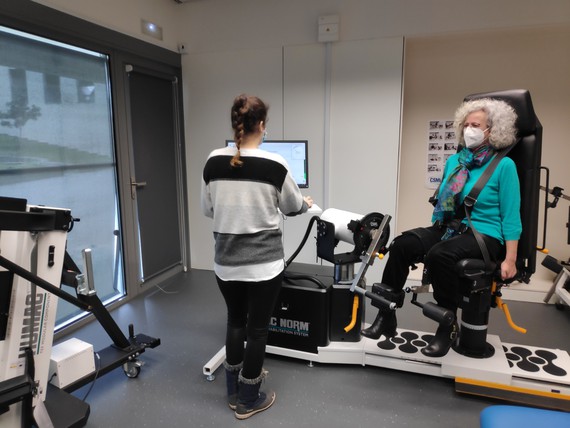 Un estudio del Instituto de Investigación Biosanitaria de Granada revela que el programa de ejercicio físico ATOPE es seguro y beneficioso para mujeres con cáncer de mama en tratamiento