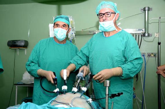 Urólogos del Hospital de Jaén operan por primera vez un cáncer por laparoscopia