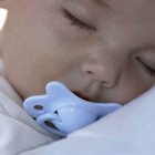 Chupar el chupete de los hijos puede protegerles del asma infantil
