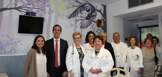 El Hospital Torrecárdenas y la Asociación Argar mejoran la decoración del área de Oncología Pediátrica