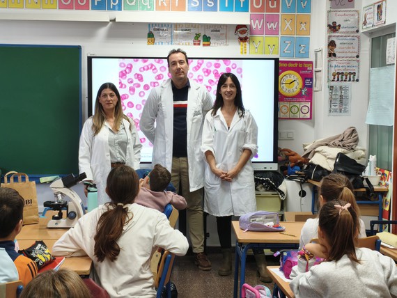 FIBAO impulsa la Semana de la Ciencia en Jaén con talleres prácticos sobre microanatomía en centros educativos
