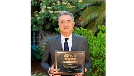 El catedrático de Medicina Bucal Miguel Ángel González Moles obtiene el premio al Científico Distinguido en Medicina Oral y Patología Oral de la Asociación Internacional para la Investigación Dental