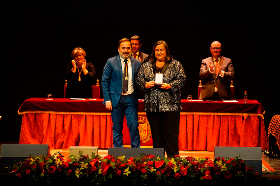 La directora científica de ibs.GRANADA, Maria José Sánchez, galardonada con la medalla de oro al mérito por la ciudad de Granada