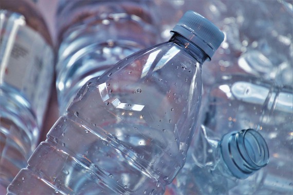 Los plásticos de botellas y latas pueden afectar a la salud de los bebés incluso antes de que nazcan