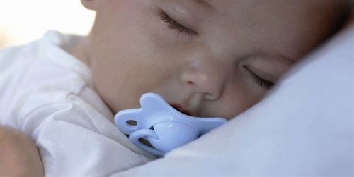 Chupar el chupete de los hijos puede protegerles del asma infantil